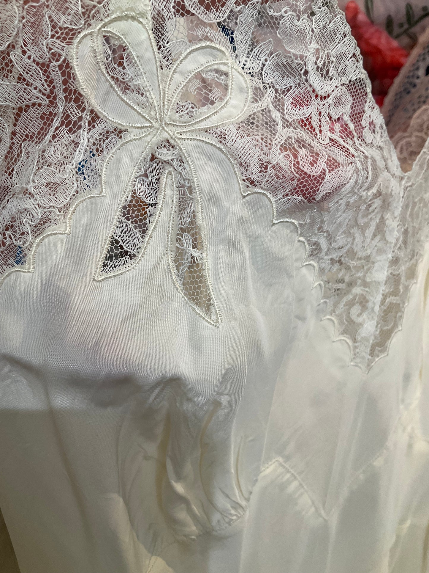 #165 DEADSTOCK 1940's White Rayon and Lace "Bow" Slip By Seamprufe - M/L
