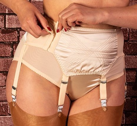 CC09 Garterbelt Peach - sizes 4-14
